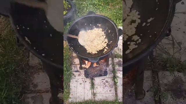 Куриные ножки в сливочно-грибном соусе в казане на костре! Полный пошаговый рецепт смотри на канале!