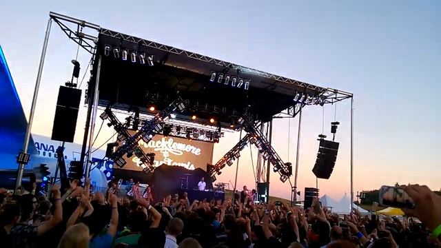 Microsoft Interns Signature Event 2013, Macklemore, Can't Hold Us смотреть онлайн