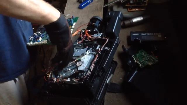 Ewaste scrapping a home VHS camera смотреть онлайн