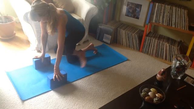 I AM FIFTY YOGA & NAGLER POWER YOGA - Easy Hip Stretches with Blocks смотреть онлайн