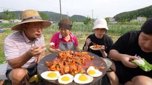 온 가족이 함께 먹는 맛있는 제육볶음에 싱싱한 계란후라이까지~ (Stir-fried pork) 요리&먹방!! - Mukbang eating show