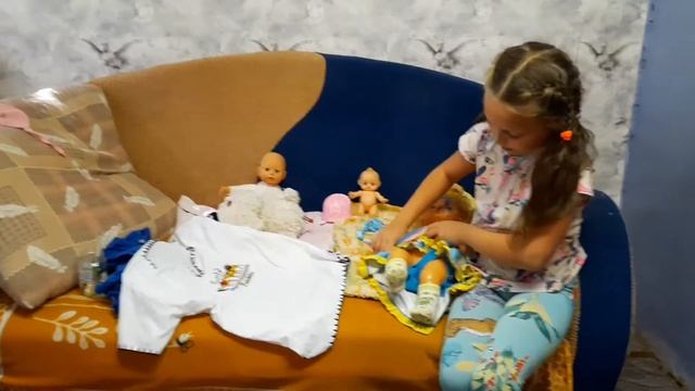Как мама. Нинулька играет с любимой куклой. смотреть онлайн