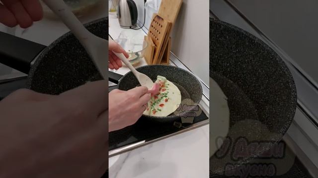 Тамагояки - японский омлет с овощами, закрученный в рулет👌 #рецепт #омлет #завтрак смотреть онлайн