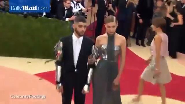 Zayn Malik and Gigi Hadid red carpet debut at 2016 Met Gala..!! смотреть онлайн