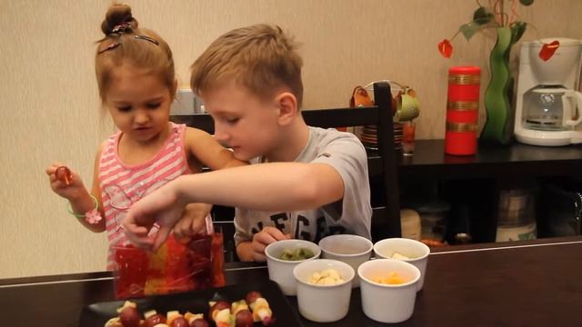 Дети готовят фруктовое канапе. Children prepare fruit canapes смотреть онлайн