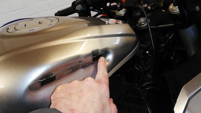 How to remove , tank cover Honda vfr 1200 . see link in description. смотреть онлайн