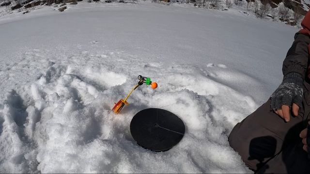 Рыбалка с сыном на озере возле дома. Сюрприз в виде окуня! смотреть онлайн