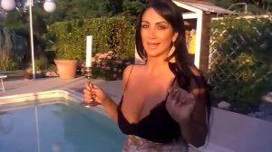 Marika Fruscio channel: In piscina a giocare con la candela. Richiedi il calendario 2014
