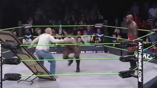 Bobby Lashley spears Dan Lambert through table смотреть онлайн