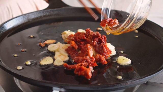 초간단 요리! 바질페스토 오일 파스타 만들기 | 제대로 삶아 예쁘게 플레이팅하는 방법 | Aglio, Olio e Peperoncino 🍝 смотреть онлайн