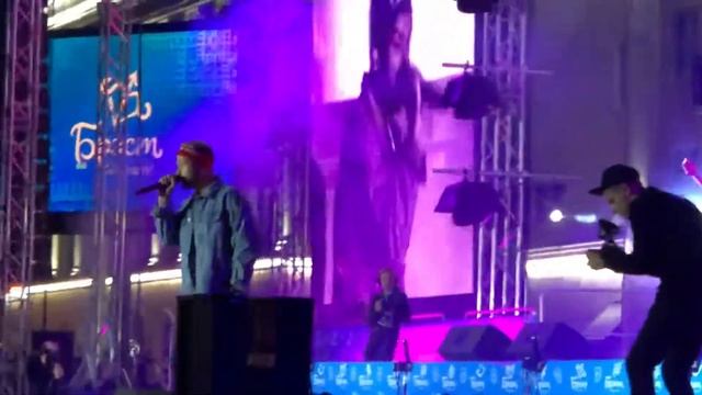 Он пытался станцевать с огромным Брестом!!!!! смотреть онлайн