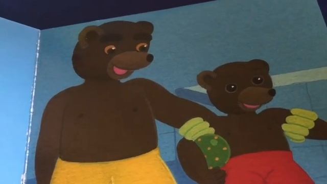 Бурый медвежонок в бассейне#petit Ours Brun Va à La Piscine