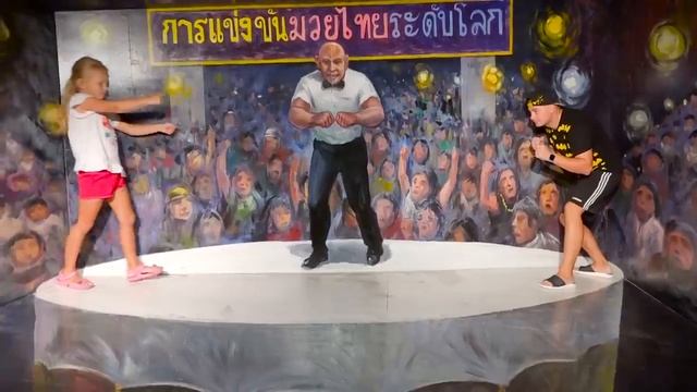 Алиса играет в необычной комнате иллюзий