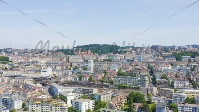 Dolly zoom. Lausanne, Switzerland. Flight over the central part of the city. La Cite is a district смотреть онлайн