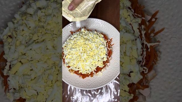 Сытный слоённый салатик ‘’ Курочка под шубой ‘’ смотреть онлайн