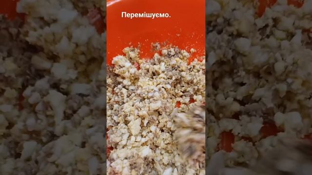 Шпротний салат з сухариками, який готується нашвидкуруч. смотреть онлайн