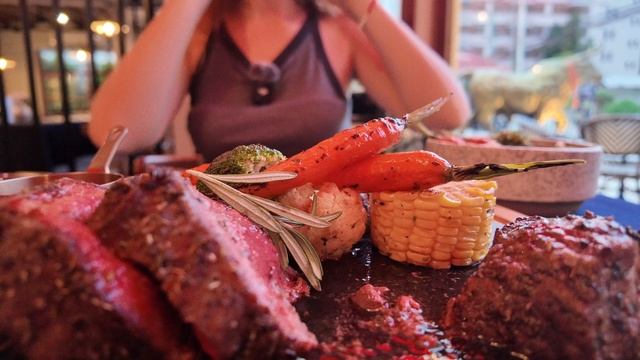 Паттайя "Люблю повеселиться, особенно пожрать" от элитных ресторанов до еды на рынке смотреть онлайн