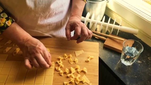 Hur man lätt gör egen pasta; Farfalle, Garganelli och Sorpressini смотреть онлайн