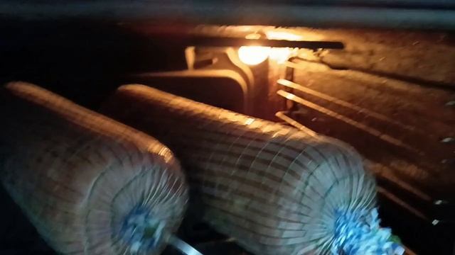 Подвариваю  колбасу.