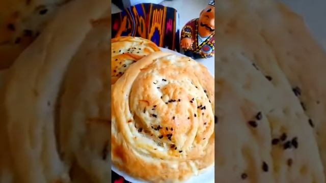 Хрустящая корочка, а внутри мягкий мякиш с начинкой из лука, очень сочно смотреть онлайн