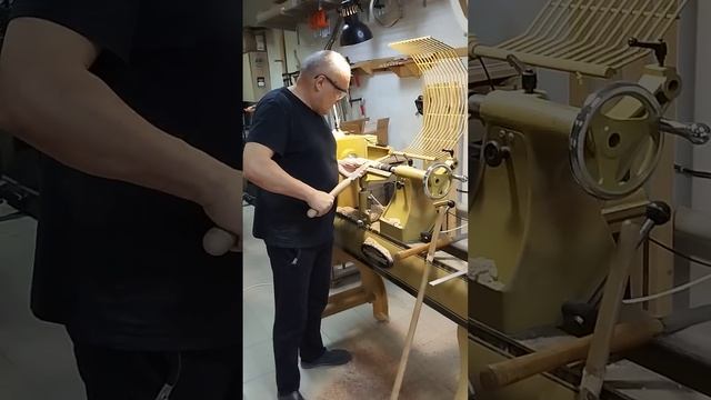 Утро в токарной школе. Точим дерево на станках смотреть онлайн