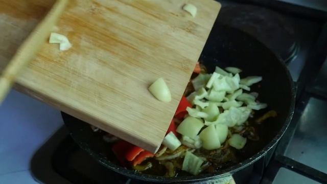 Готовим икру из баклажан/Cooking eggplant caviar смотреть онлайн