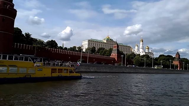 Once in June (Moscow river walk) смотреть онлайн