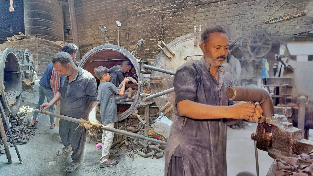 Аварийный производитель спешит на помощь в случае аварийного полива грузовиков из Шланга смотреть онлайн