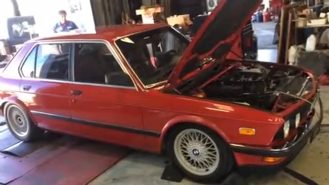 BMW E28 M5 M88 Dyno смотреть онлайн