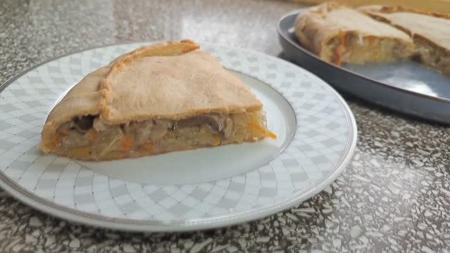 Пирог с квашеной капустой и грибами смотреть онлайн