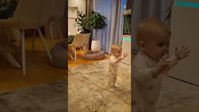 Тео научился ходить, урааааааааааааа ❤💗💕💖💓💞💘💝
