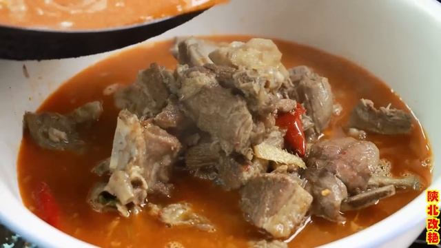 军宝上山砍草回家做扫帚，改艳做羊腥汤剁荞面犒劳他，滋补养生吃过瘾！【陕北改艳】 смотреть онлайн