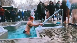 Девушки явно смелее мужчин! С Крещением!!!
