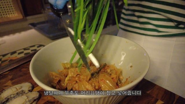 [요리vlog]집순이 새댁의 가을집밥 대작전, 냉동고기 냉털 제육볶음, 또띠아요리, 제철전복죽과 김치전, 주말 홈카페브런치, 류수영로제파스타 만들며 보낸 일상 смотреть онлайн