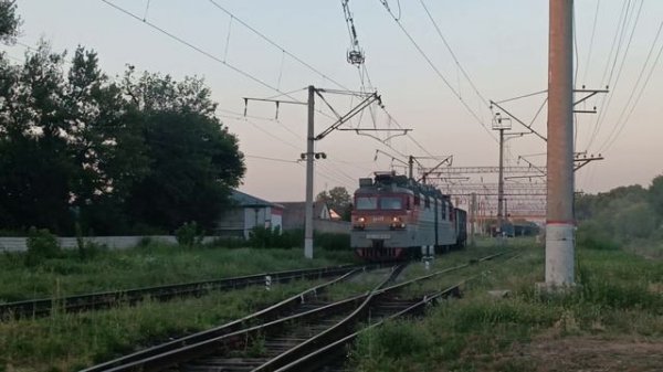 Электровоз ВЛ80с-2212 с грузовым отправляется со станции Докшукино с очень приветливой бригадой!