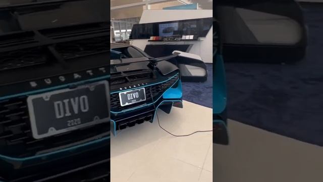 Bugatti Divo vs Bugatti Chiron смотреть онлайн