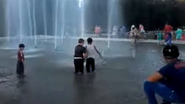 Чувак купается в фантане смотреть онлайн