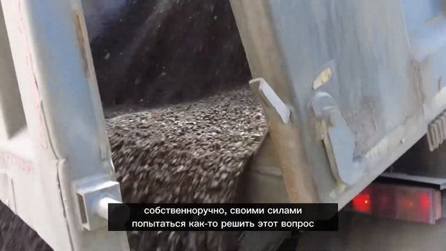 Вместо кваса и чокопай: депутат ЛДПР заделал ямы на дороге возле торгового центра в Ленинском район смотреть онлайн