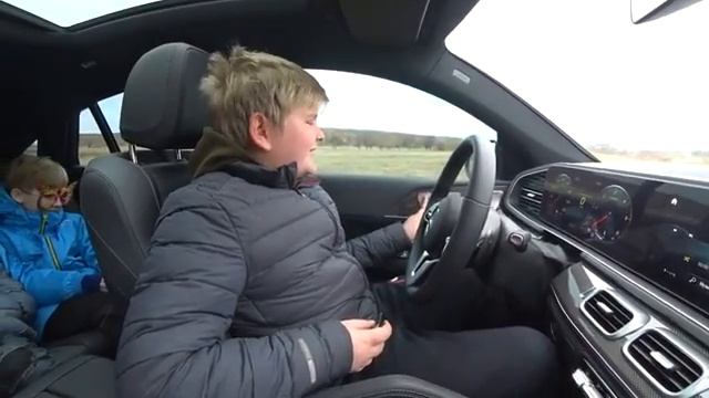 Учу младшего брата водить Mersedes за 100 000$ обзор на GLE смотреть онлайн