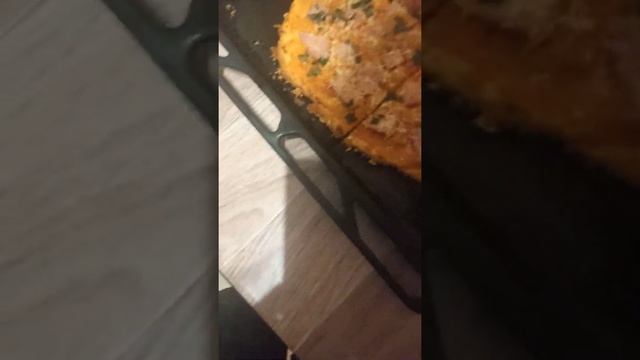 Сделал пиццу за 30 минут, получилось вкусно! Рецепт в описании :D