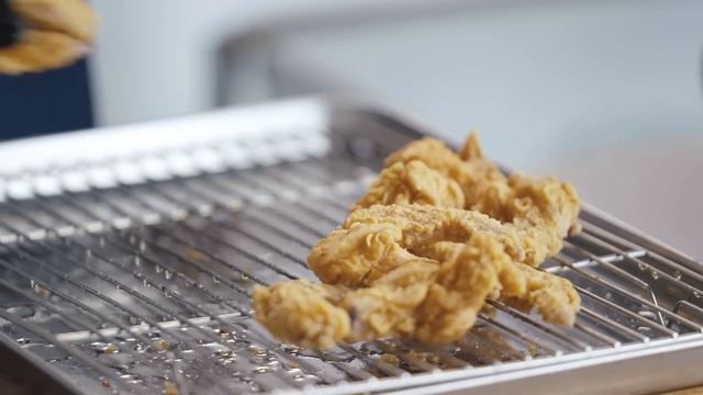 3 Ways To Cook Fried Chicken (Erwan Heussaff, Abi Marquez, & Chef Martin) смотреть онлайн
