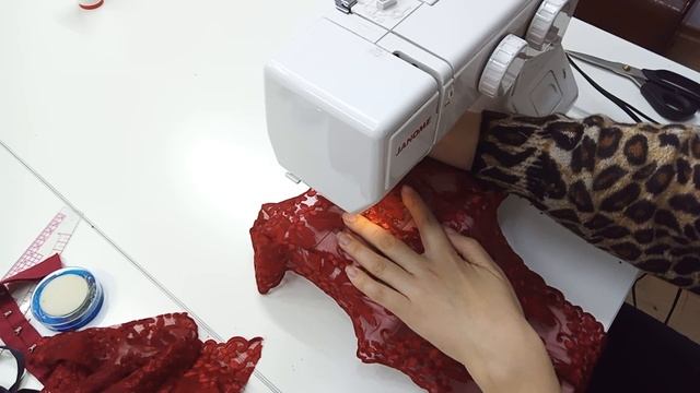 червоний комбідрес смотреть онлайн