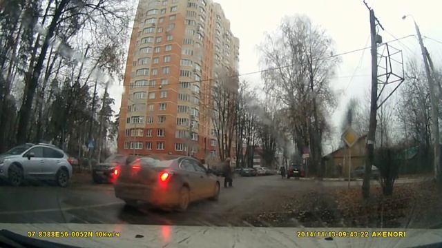 Тётка идёт под колёса смотреть онлайн