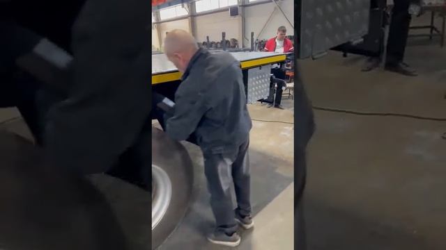 Контейнеровоз на шасси SITRAK C7H смотреть онлайн