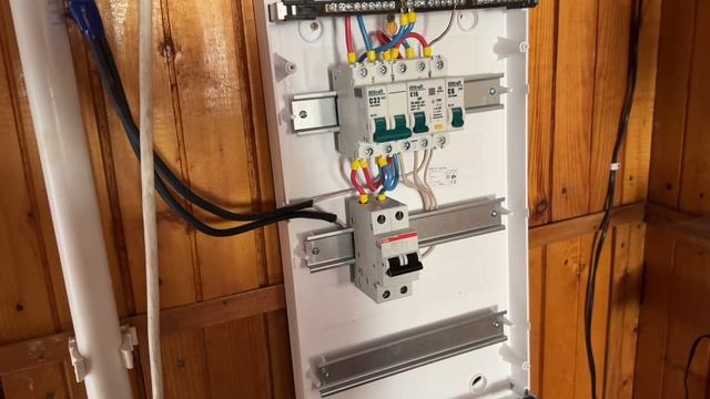 ЭЛЕКТРИКА В ГАРАЖ ПО ВОЗДУХУ. Переход с СИП на ВВГ + сборка наипростейшего электрощита #сип #ввг смотреть онлайн