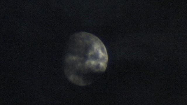 луна за облаками