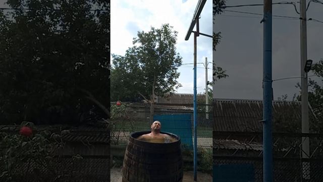 Купаюсь в бочке,жизнь в дереане. смотреть онлайн