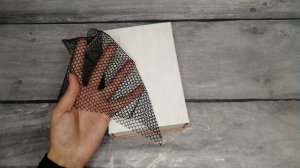 Имитация змеиной кожи с помощью сетки. Декор картонной коробки