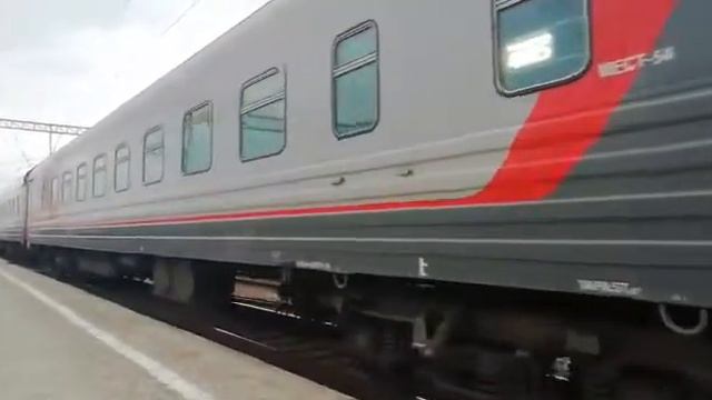 ЭП1М-615 со скорым поездом №49 Кисловодск Санкт-Петербург прибывает на станцию Невинномысск смотреть онлайн