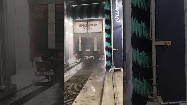 volvo fmx 330 from moving company washing at automatic machine Sweden смотреть онлайн